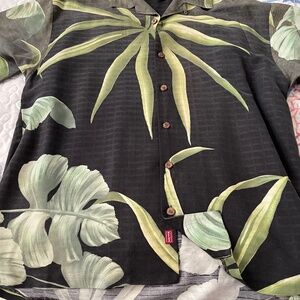 Man's TOMMY BAHAMA silk tropical camp shirt. Size M